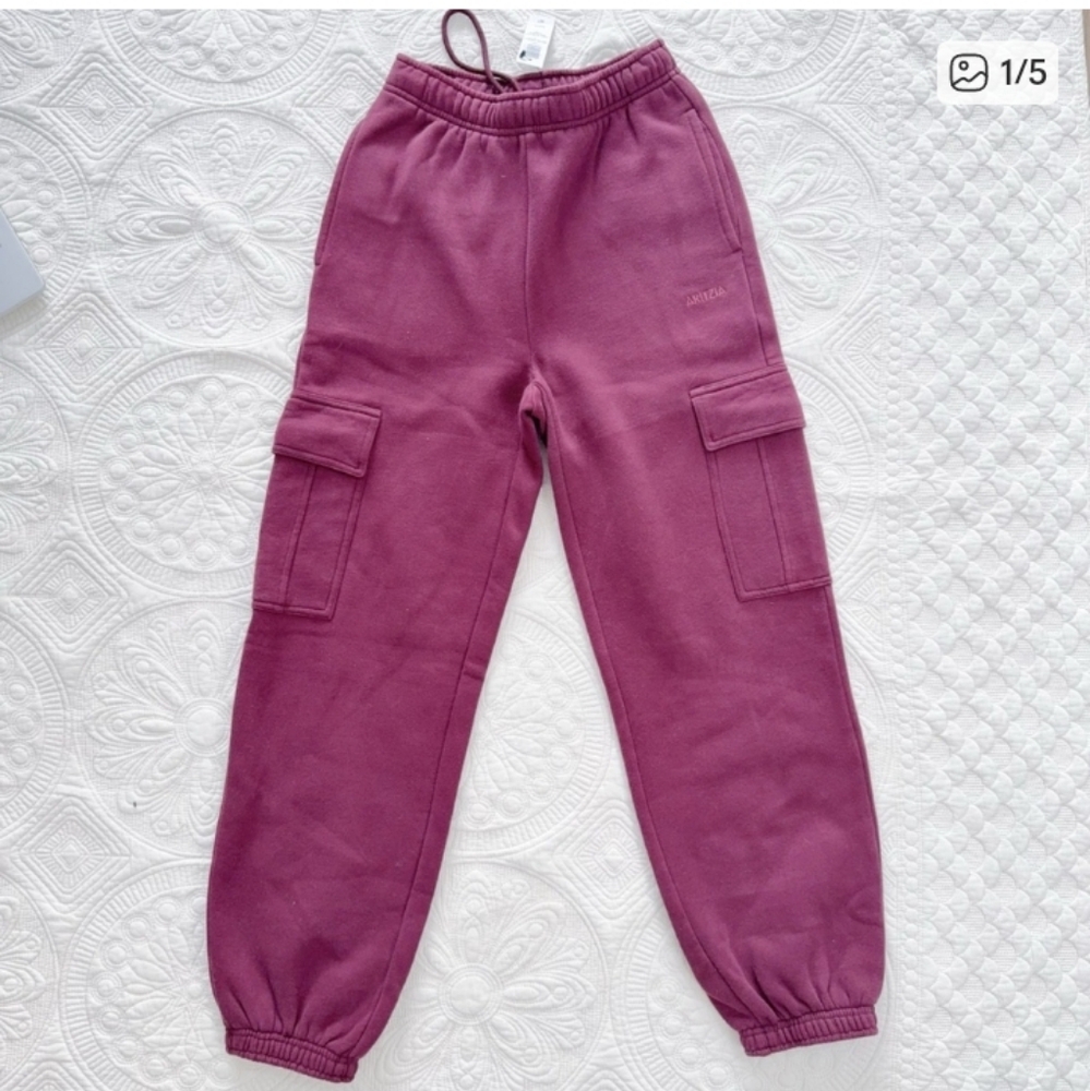 New Aritzia TNA Mega Fleece Cargo Pants In A Burgundy Wine Color Size XS